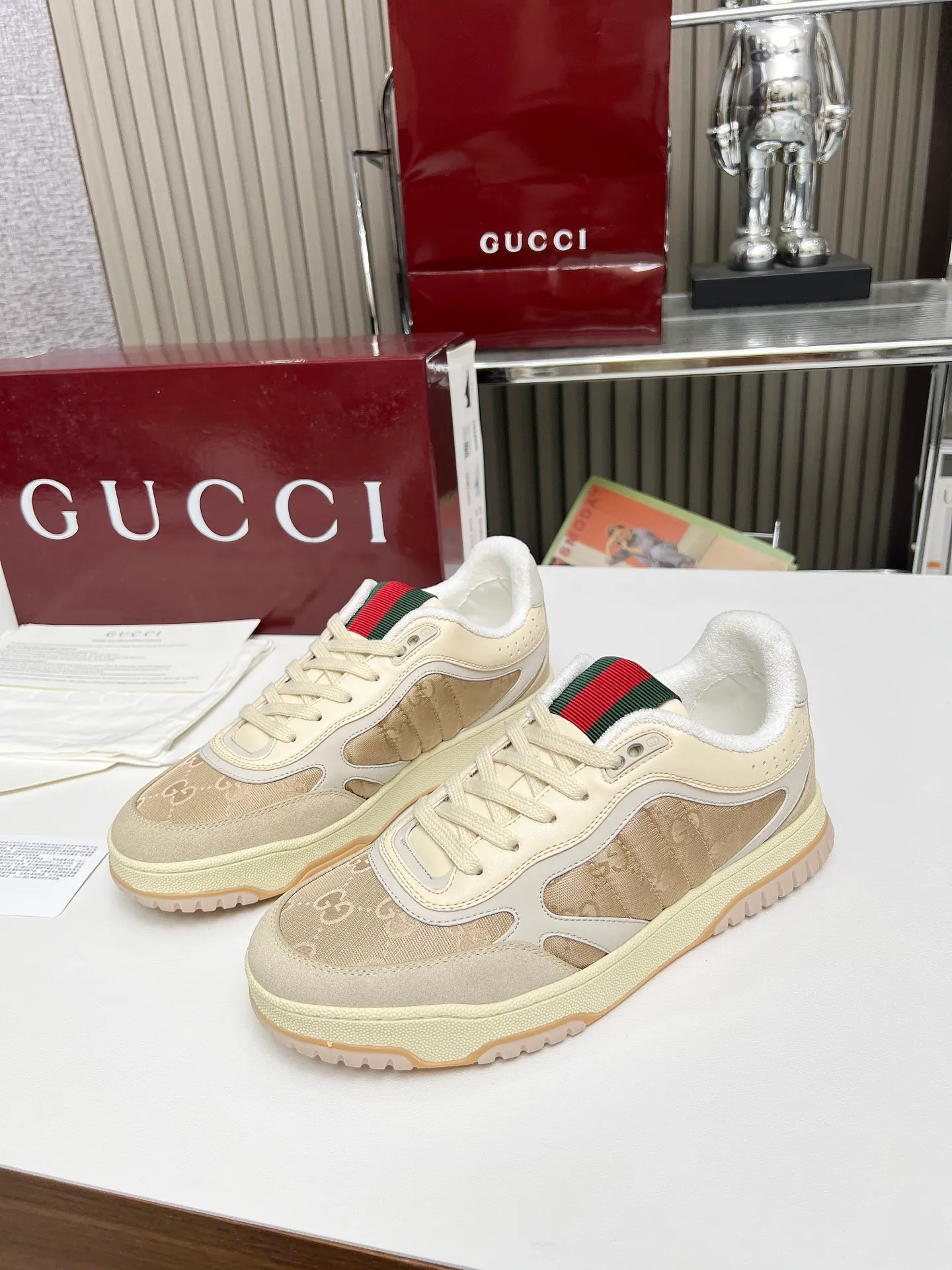 [G Home] P: 600💰 Couple size: Female 35-40. Male 39-44 (45 custom-made) 🆕2025.GUCC Gucci original order quality The latest popular high and low top aged couple sneakers series shipped original purchase development and production, this high and low top sneakers adopt a basketball-style silhouette design, cleverly integrated with hollow panels and distressed effects, showing unique ingenuity. The ingenuity incorporates brand logo details such as interlocking Double G styling accessories and Gucci lettering, a low-key tribute to the brand's design heritage. Exquisite packaging at the delivery counter 🛍📦 ▪️ Fabric: Original customized imported first-layer cowhide ▪️ Inner lining: Imported first-layer cowhide ▪️ Sole: Original molded two-color TPU sole ▪️ Sole thickness: 3cm